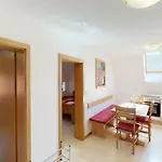 Apartmaji Pri Marodnu アパート