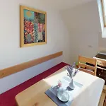 Apartmaji Pri Marodnu アパート
